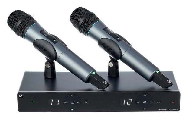 Радиосистема с ручным микрофоном Sennheiser XSW 1-825 Dual B-Band Vocal